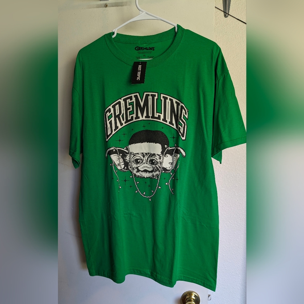 Gremlins is a Christmas movie! New. Size XL.